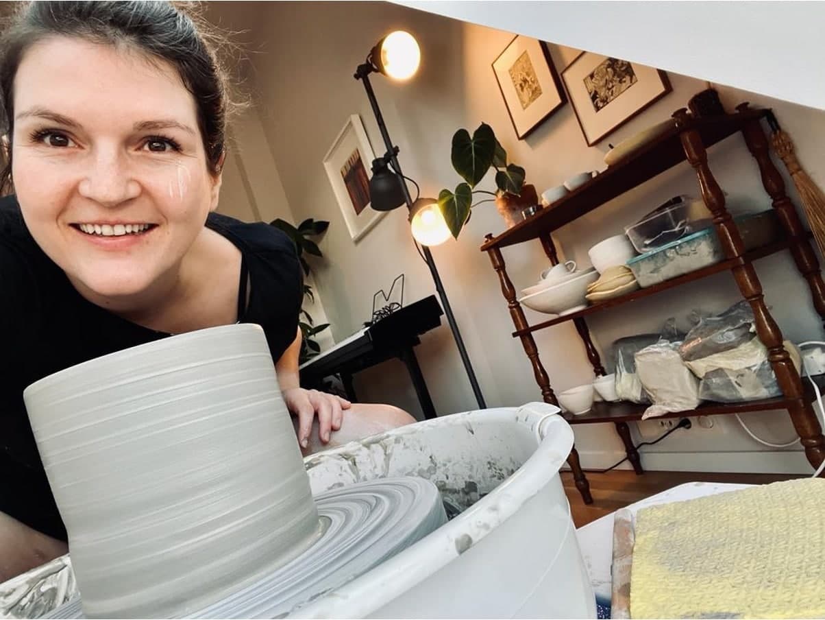 Rafaela beim Töpfern